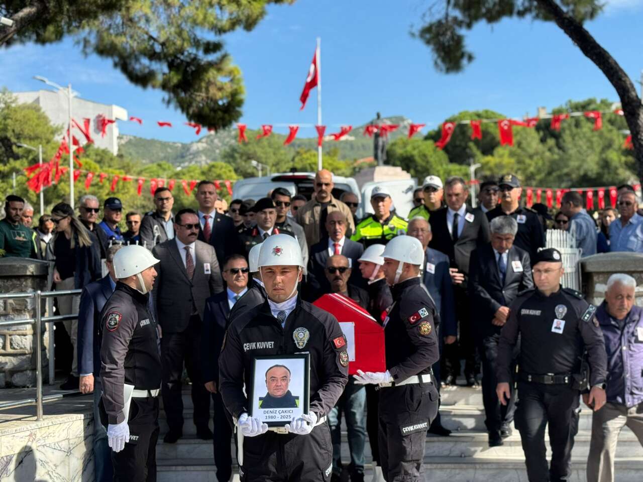 Muğla Emniyetinde Hüzün: Trafik Polisi Deniz Çakıcı Son Yolculuğuna Uğurlandı 12